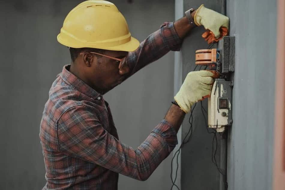 Technician evacuating refrigerant lines to a deep vacuum during AC installation in Meridian, Idaho