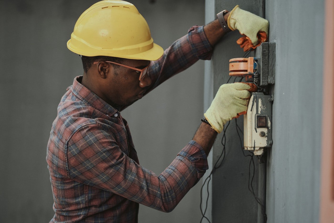 Technician evacuating refrigerant lines to a deep vacuum during AC installation in Meridian, Idaho