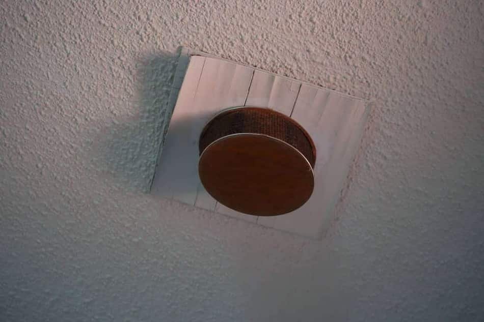 Interconnected hardwired smoke detector installed on a ceiling in a Meridian, Idaho home
